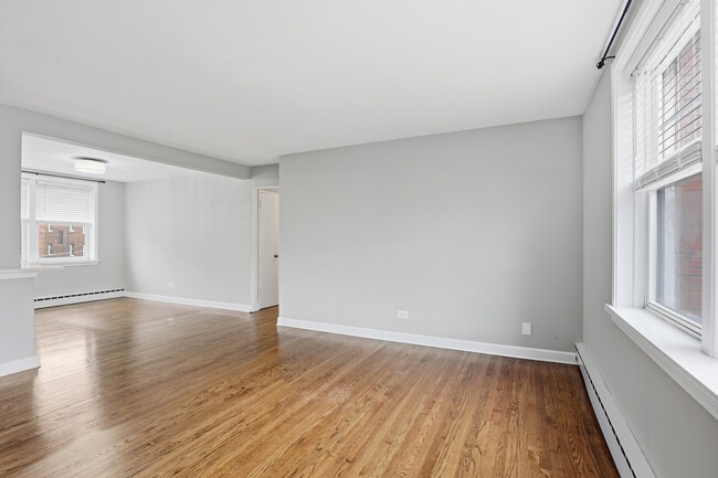 Building Photo - 2412 W Farragut Ave