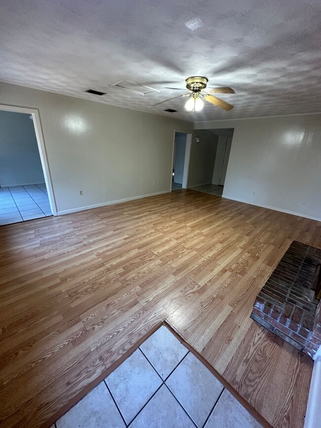 Building Photo - 4/2 house on Karen Lane - Available Now!