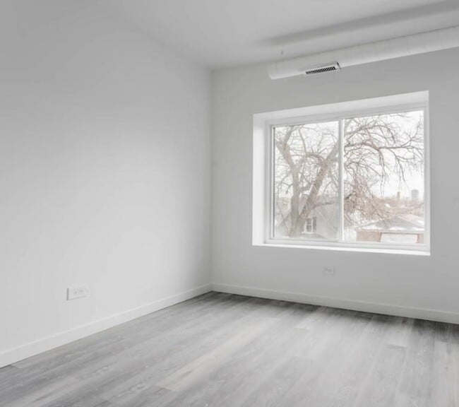 Foto del edificio - 1704 W Glenlake Ave