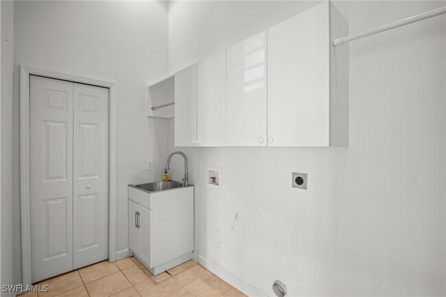 Building Photo - 2055 Cascades Dr