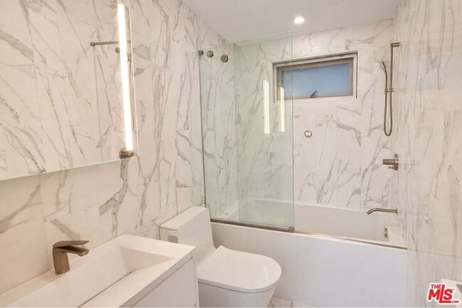 Foto del edificio - 21 1/2 Wavecrest Ave