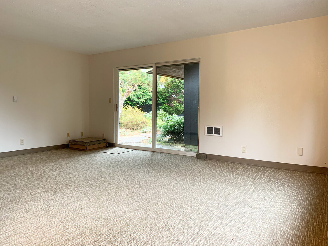 Living room with sliding door onto courtyard - 172 Fairway Dr