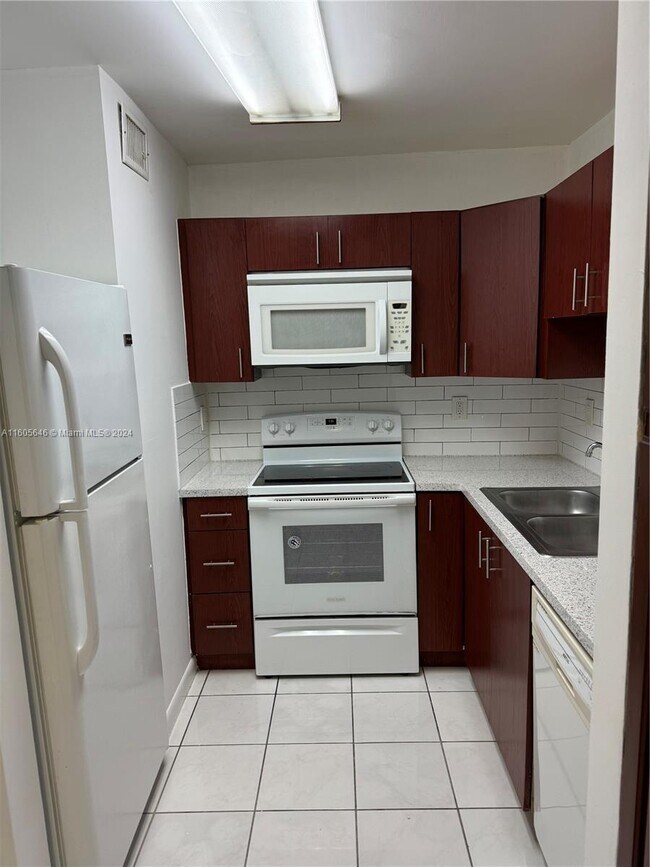 Foto del edificio - 8045 NW 7th St