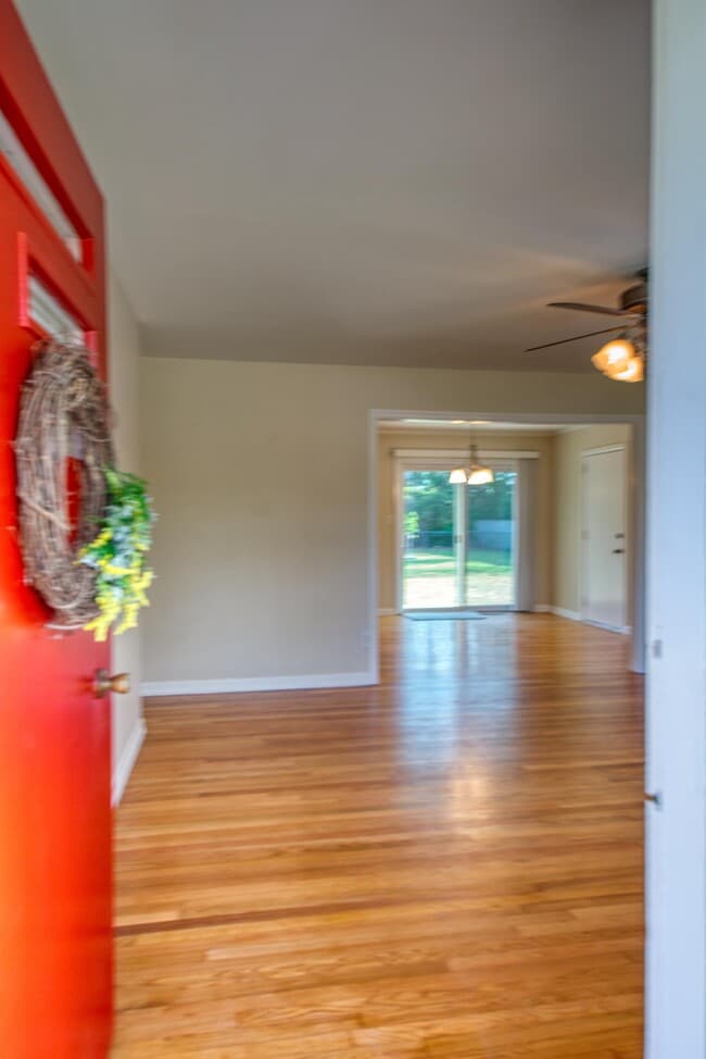 Building Photo - 106 Pinecliff Dr