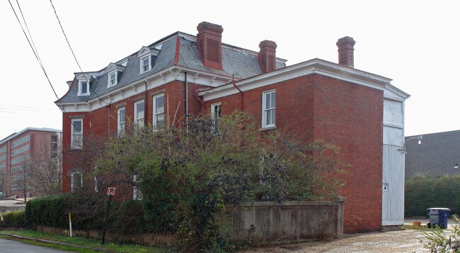 Building Photo - 634 S Sycamore St