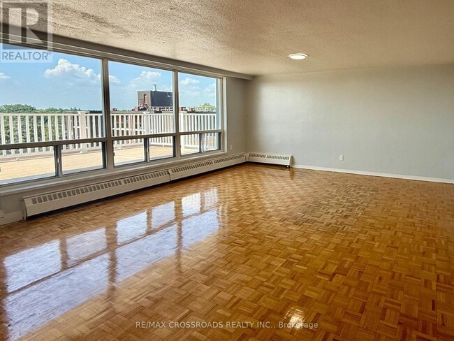 Photo du bâtiment - 363-363 Lakeshore Rd E
