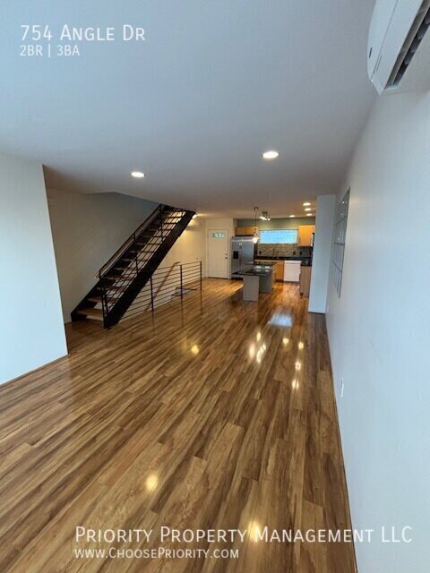 Foto del edificio - 754 Angle Dr
