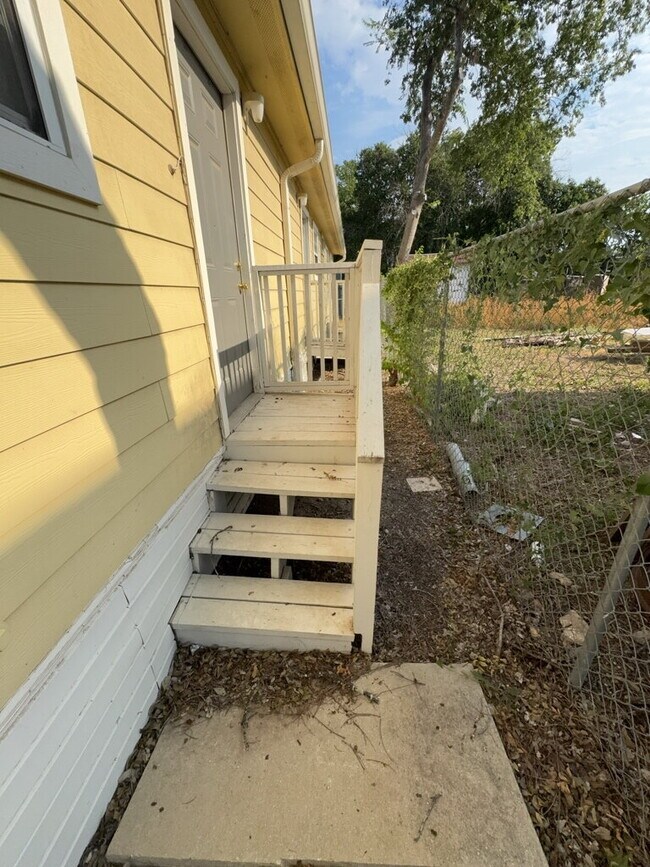Building Photo - 303 Villareal St