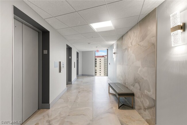 Foto del edificio - 58 N Collier Blvd