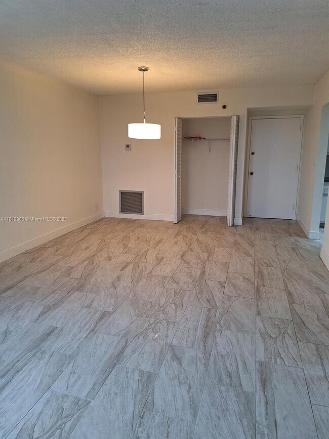Building Photo - 901 Hillcrest Dr
