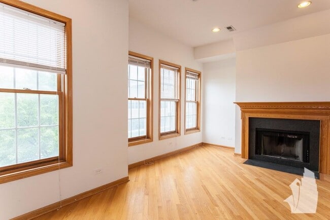 Building Photo - 1320 W Diversey Pky