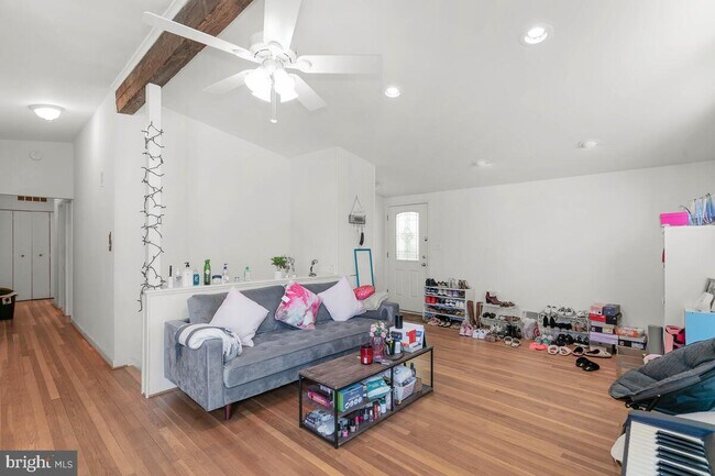 Building Photo - 402 Hillsboro Dr