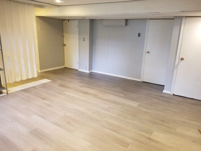 living room - 5216 5th Ave