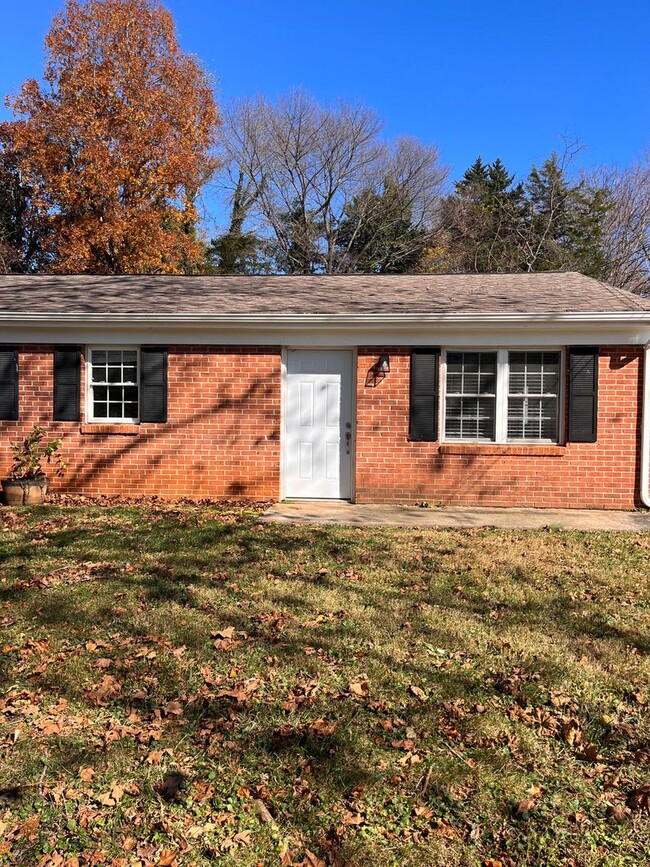Building Photo - 2 Bedroom || 1 Bathroom Duplex Unit