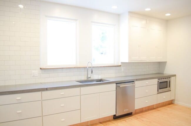 Kitchen - 101 NE Morris St