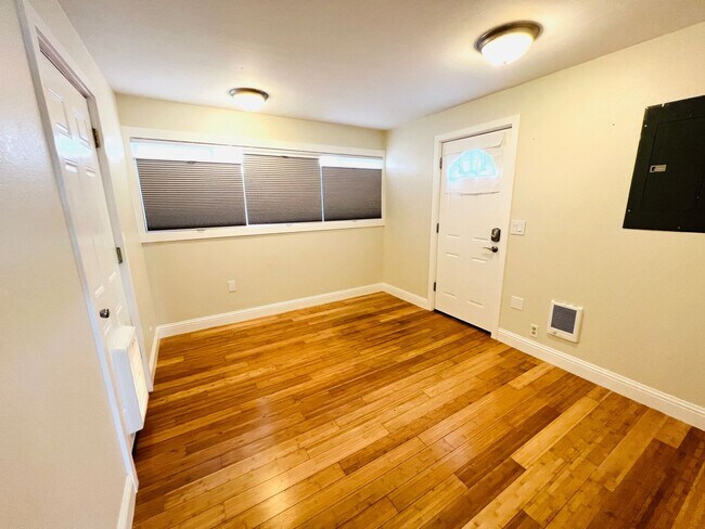 Foto del edificio - Beautiful 2 bedroom, + office/bonus room i...