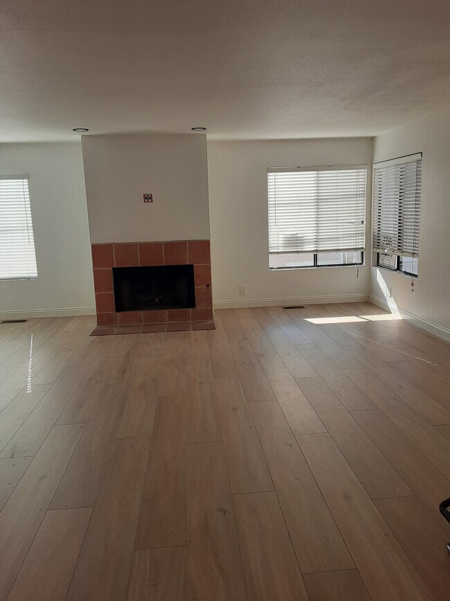 área de la sala de estar - 512 Geneva Ave