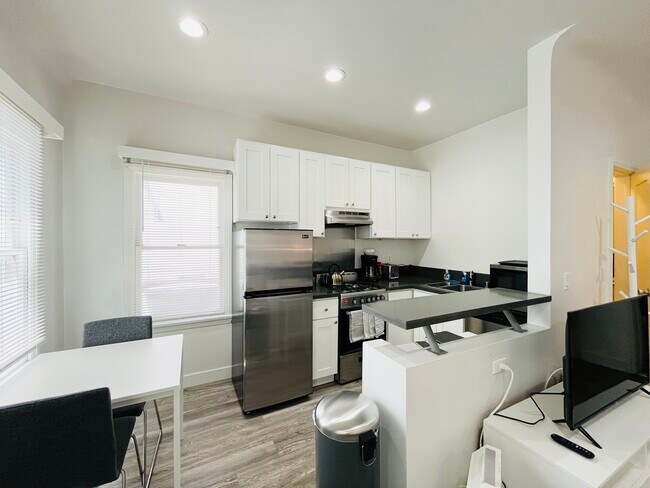 Building Photo - 121 S Elm Dr