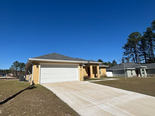 Building Photo - Great 3/2 in ideal location