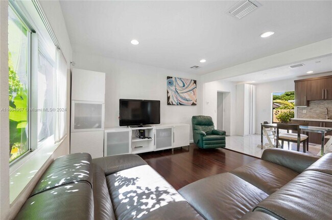 Foto del edificio - 2401 SW 26th St