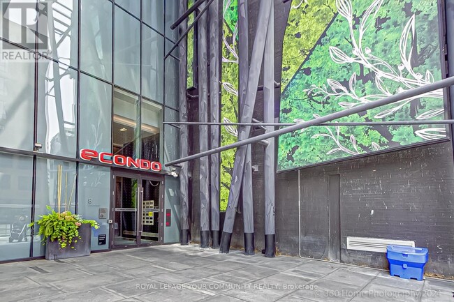 Photo du bâtiment - 5509-5508 EGLINTON Ave