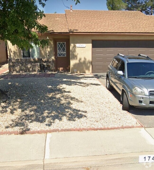 Building Photo - 1741 Kings Dr