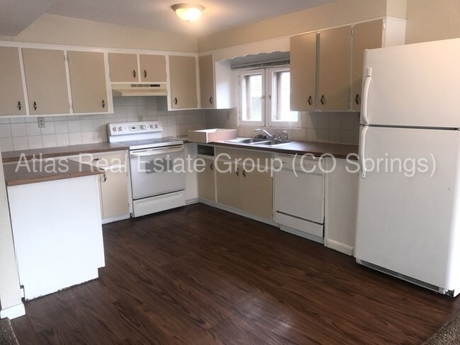Building Photo - BEAUTIFUL VINTAGE TWO BEDROOM UNIT!!!