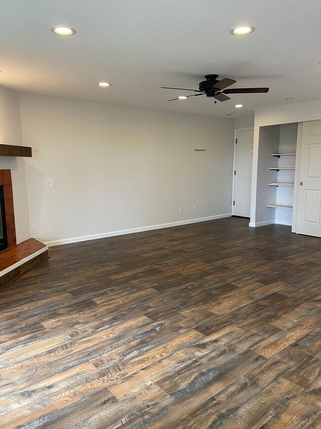 Building Photo - Fantastic, Modern 2 Bedroom Apartment with Small Garage!!