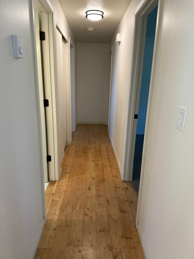 Building Photo - Newly Remodeled 5 Bed, 3 Bath Home – 2-Car...