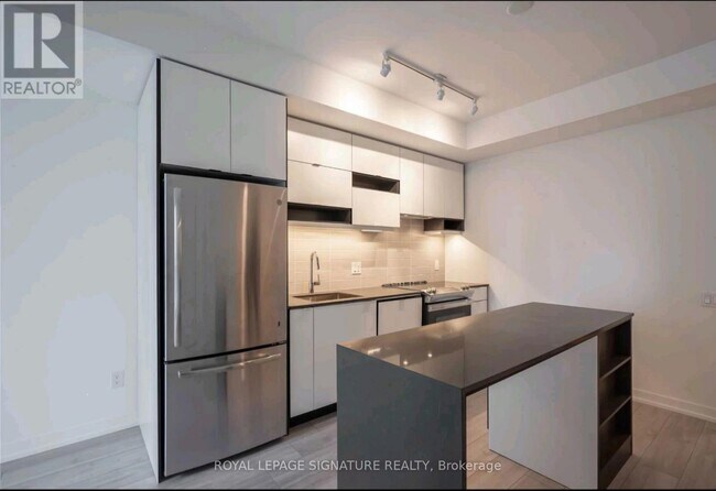 Photo du bâtiment - 4065 Confederation Pkwy