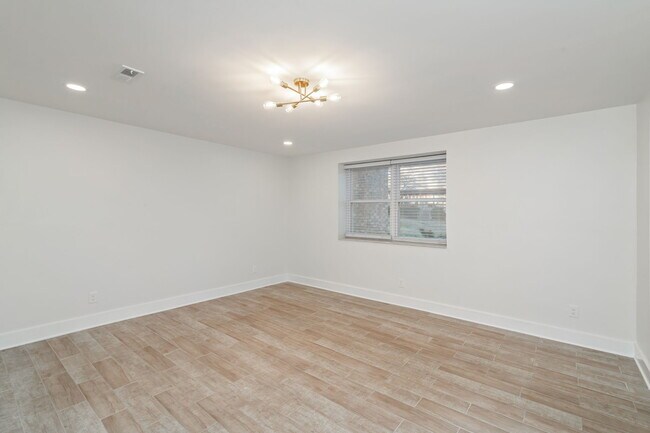 Building Photo - 2705 Hodge Rd
