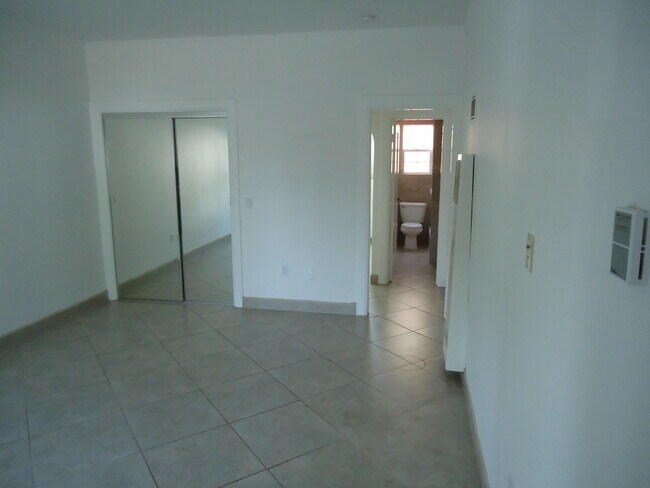 Building Photo - 1055 N Martel Ave