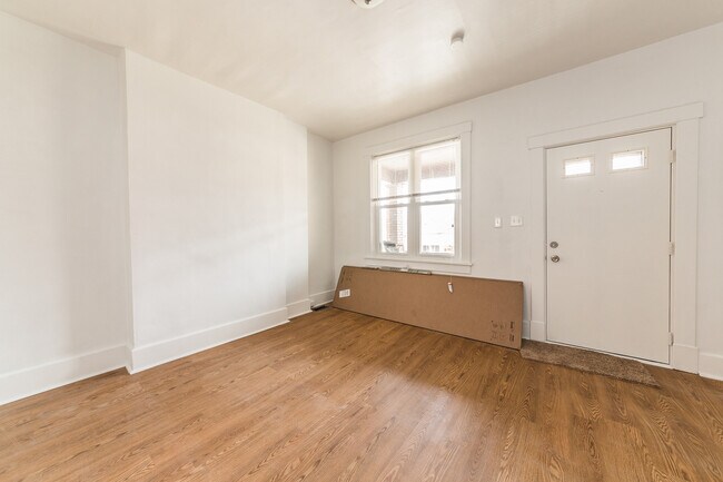 Building Photo - Available 9/1!! Quiet Street in Mt. Washin...