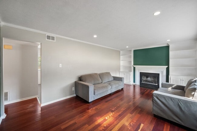 Building Photo - 4 Bed 2 Bath Home with a large kitchen and...