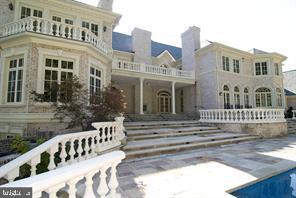 Foto del edificio - 10501 Chapel Rd
