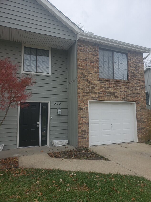 303 NW Gibson Rd, Lees Summit, MO 64063 Townhouse for Rent in Lees