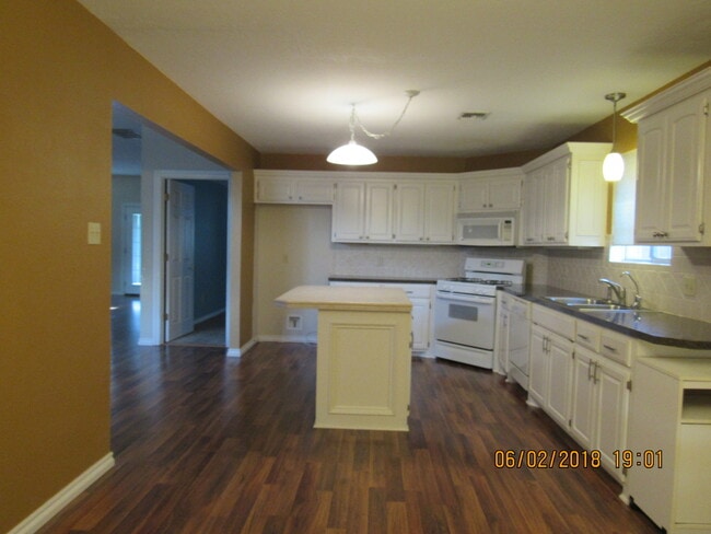 Building Photo - Pet Friendly, Beautiful Brentwood Subdivision