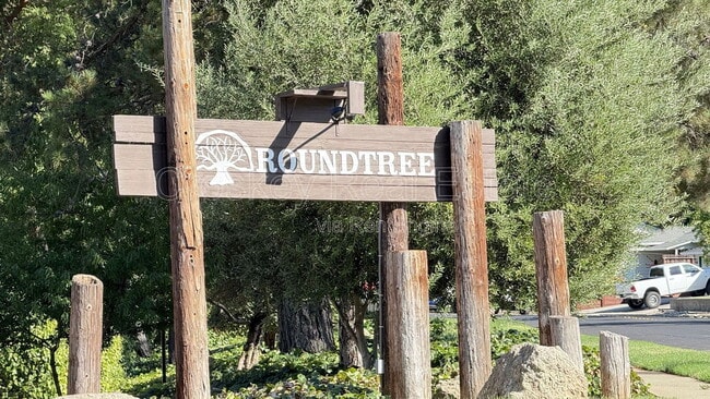 Building Photo - 5422 Roundtree Ct