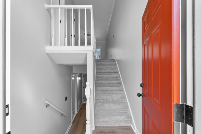 Building Photo - 312 Treetop Dr SE