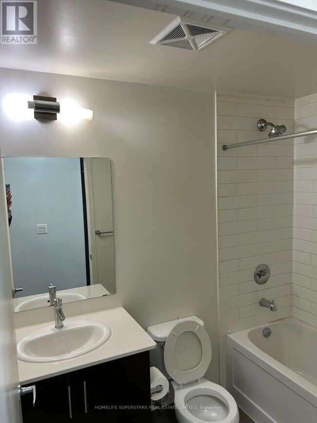 Photo du bâtiment - 360-1360 Square One Dr
