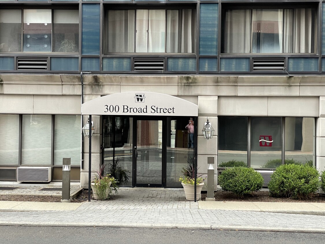 Primary Photo - 300 Broad St