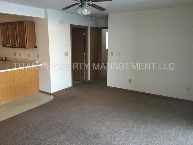 Building Photo - Large 2 Bedroom Water Inc.