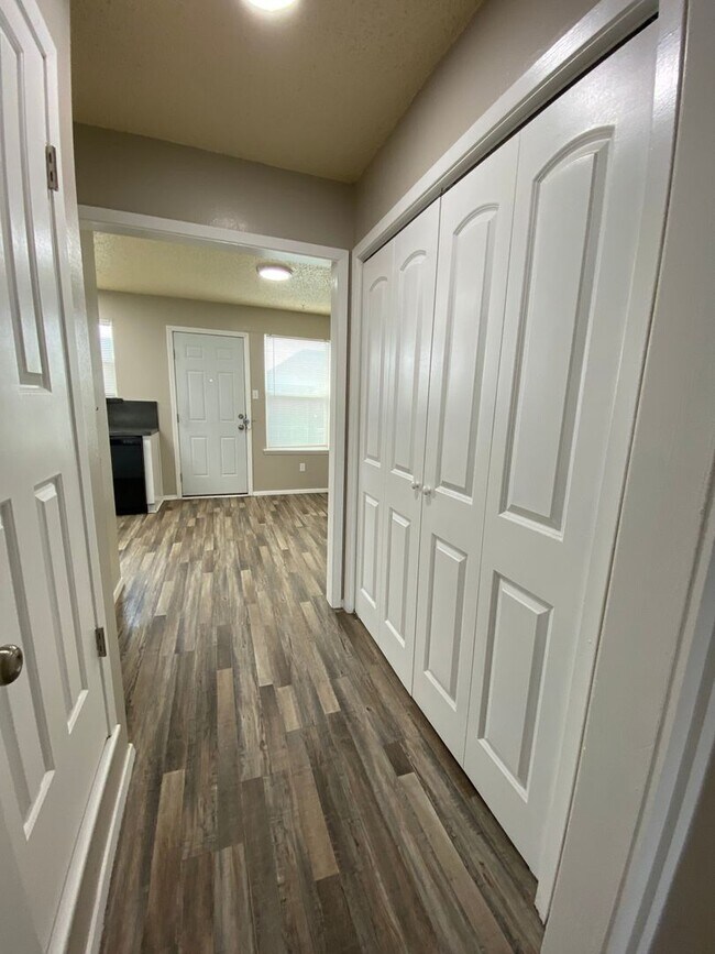 Building Photo - 1409 B COURTNEY PL