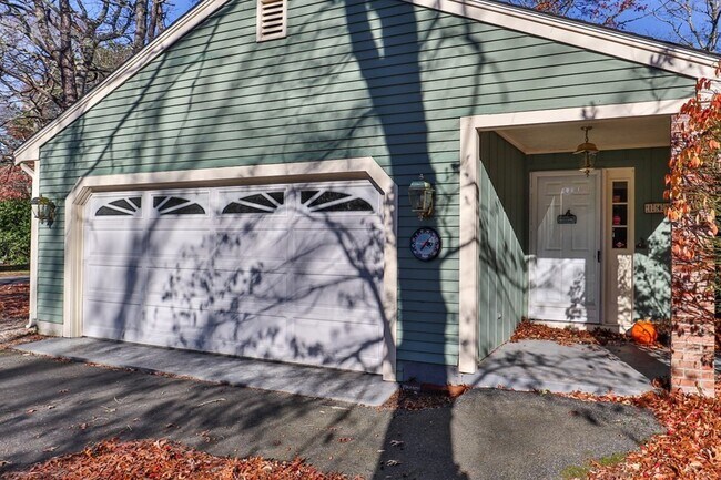 Building Photo - 140 Thistle Dr