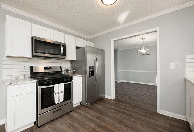 Building Photo - Gorgeous High Point home 3/2.5 with updates.