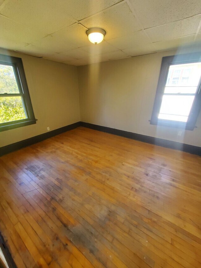 Building Photo - 2 Bedroom Single Family
