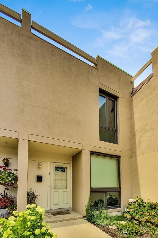 Foto del edificio - 1 Oak Tree Ct