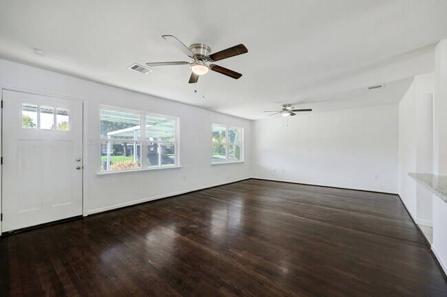 Building Photo - 2534 Roy Cir