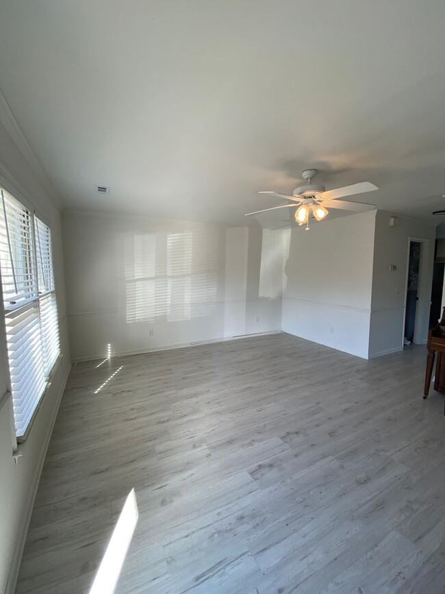 Foto del edificio - Newly Renovated 3BR Townhome in Greenville