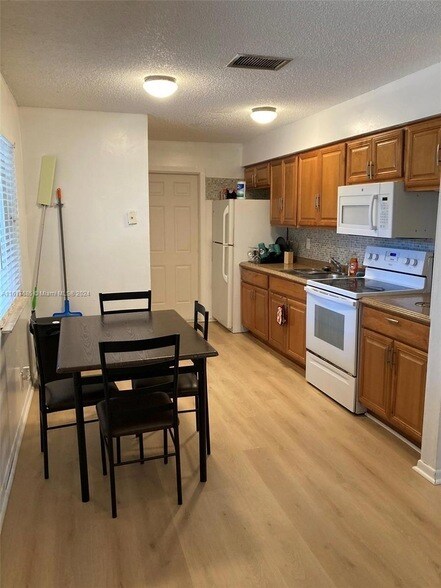 Foto del edificio - 6132 SW 39th Street Unit R